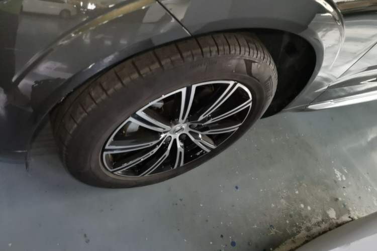 Used Volvo XC60 2021 T5 4x4 Smart Luxury Edition Left Front Wheel Hub