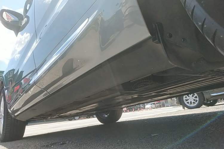 Used Volvo XC60 2021 T5 4x4 Smart Luxury Edition Left Side Sill