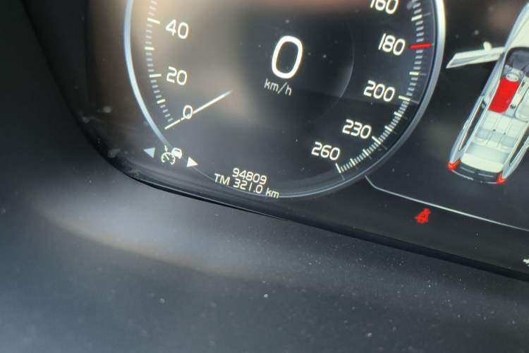 Used Volvo XC60 2021 T5 4x4 Smart Luxury Edition Odometer Close Up