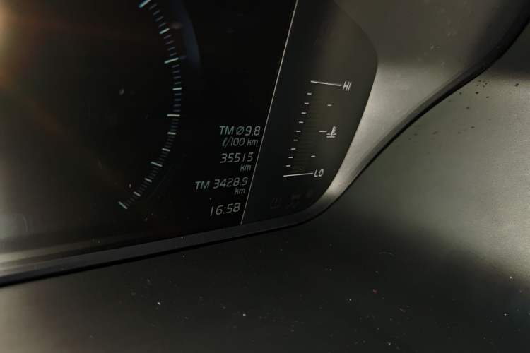 Used Volvo XC60 2021 T5 4x4 Smart Luxury Edition Odometer Close Up