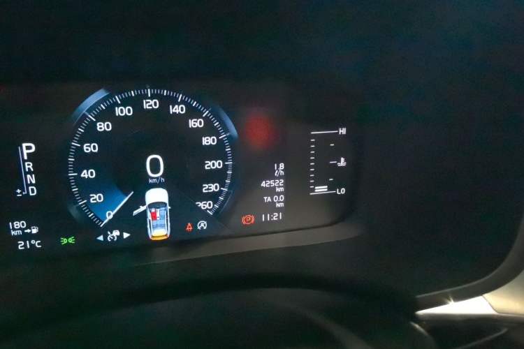 Used Volvo XC60 2021 T5 4x4 Smart Luxury Edition Odometer Close Up