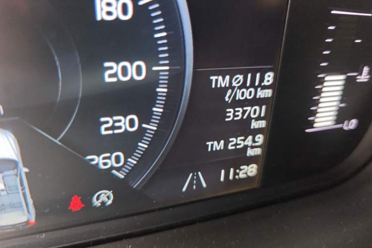 Used Volvo XC60 2021 T5 4x4 Smart Luxury Edition Odometer Close Up