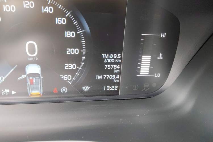 Used Volvo XC60 2021 T5 4x4 Smart Luxury Edition Odometer Close Up