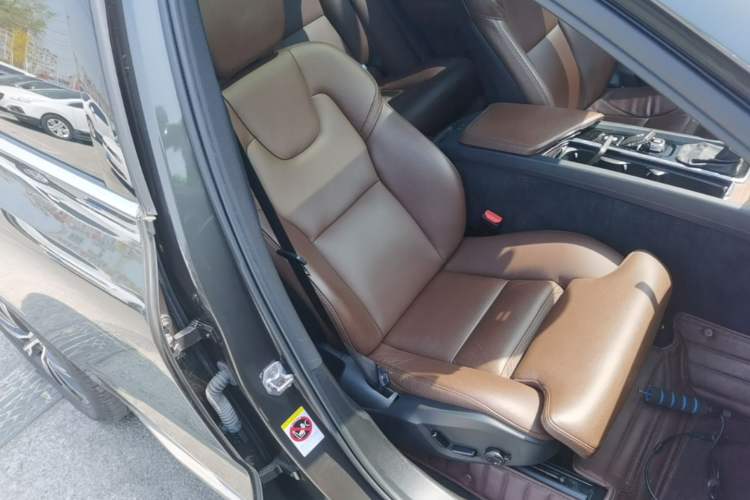 Used Volvo XC60 2021 T5 4x4 Smart Luxury Edition Right Front Seat