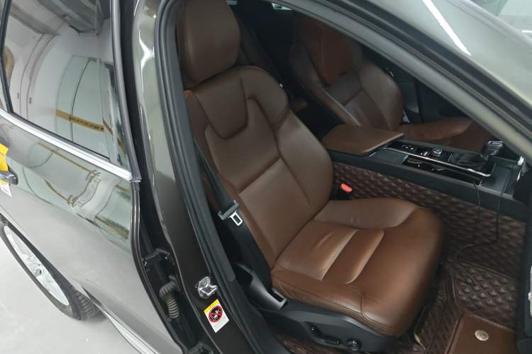 Used Volvo XC60 2021 T5 4x4 Smart Luxury Edition Right Front Seat