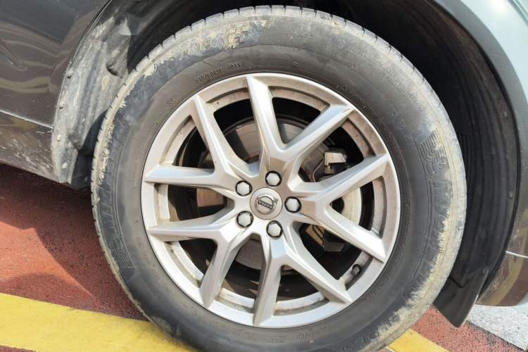 Used Volvo XC60 2021 T5 4x4 Smart Luxury Edition Right Front Wheel Hub