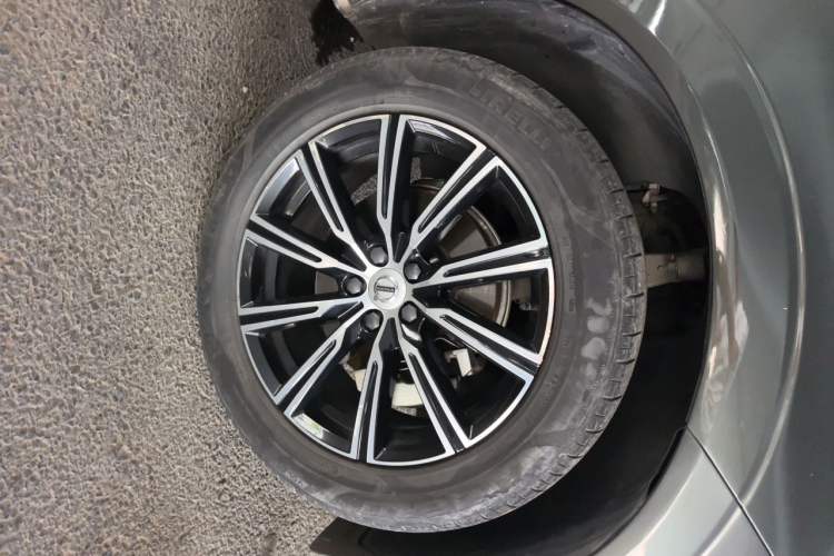 Used Volvo XC60 2021 T5 4x4 Smart Luxury Edition Right Front Wheel Hub
