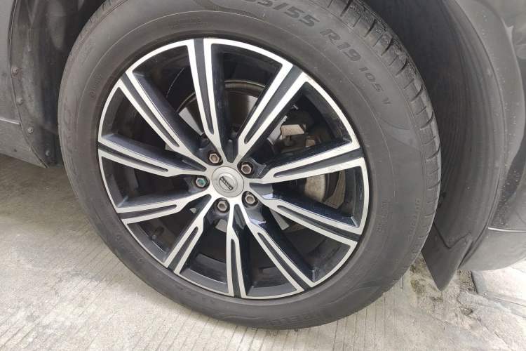 Used Volvo XC60 2021 T5 4x4 Smart Luxury Edition Right Front Wheel Hub
