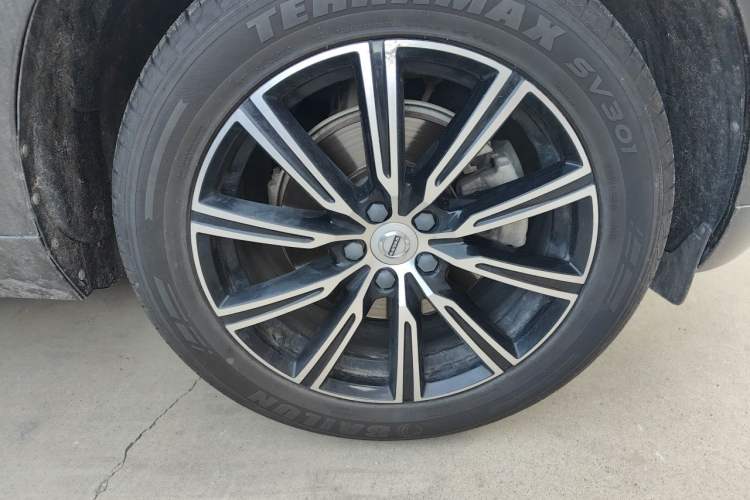 Used Volvo XC60 2021 T5 4x4 Smart Luxury Edition Right Front Wheel Hub