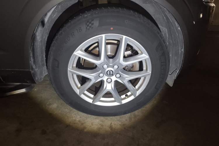 Used Volvo XC60 2021 T5 4x4 Zhiyi Sport Edition Right Front Wheel Hub