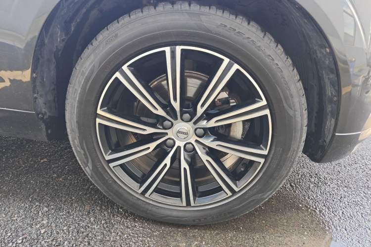 Used Volvo XC60 2021 T5 4x4 Zhiya Luxury Edition Right Front Wheel Hub