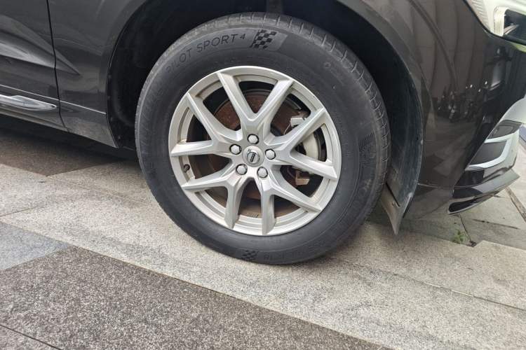 Used Volvo XC60 2021 T5 4x4 Smart Luxury Edition Right Front Wheel Hub