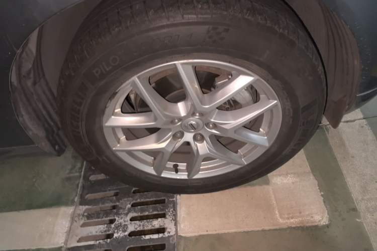Used Volvo XC60 2021 T5 4x4 Smart Luxury Edition Right Front Wheel Hub