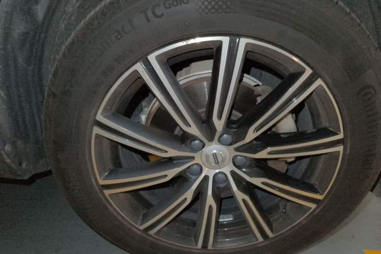 Used Volvo XC60 2021 T5 4x4 Smart Luxury Edition Right Front Wheel Hub