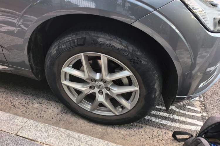 Used Volvo XC60 2021 T5 4x4 Smart Luxury Edition Right Front Wheel Hub