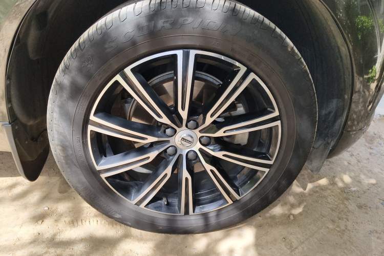Used Volvo XC60 2021 T5 4x4 Smart Luxury Edition Right Front Wheel Hub