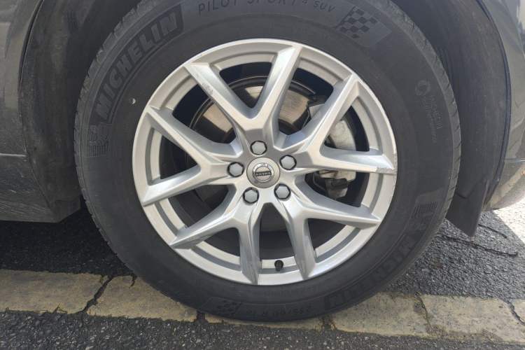 Used Volvo XC60 2021 T5 4x4 Smart Luxury Edition Right Front Wheel Hub