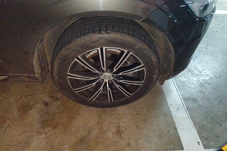 Used Volvo XC60 2021 T5 4x4 Smart Luxury Edition Right Front Wheel Hub