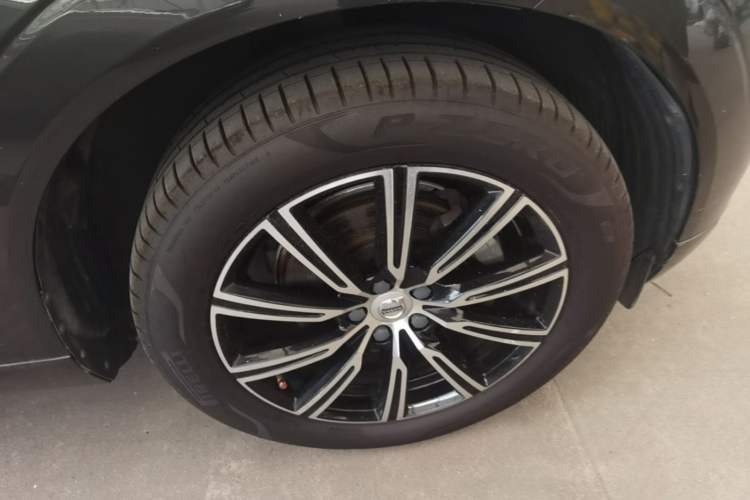 Used Volvo XC60 2021 T5 4x4 Smart Luxury Edition Right Front Wheel Hub