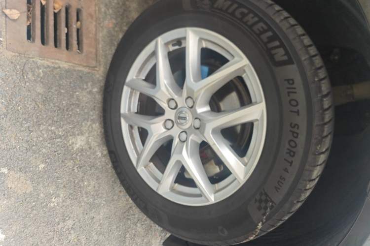 Used Volvo XC60 2021 T5 4x4 Smart Luxury Edition Right Front Wheel Hub
