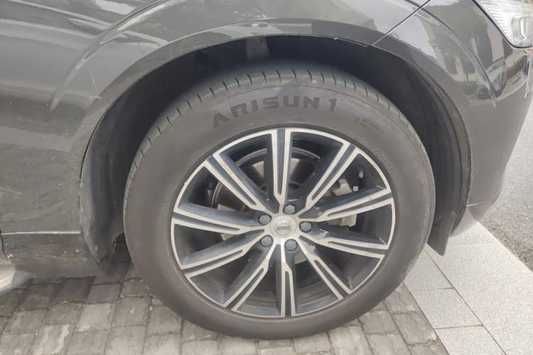 Used Volvo XC60 2021 T5 4x4 Smart Luxury Edition Right Front Wheel Hub