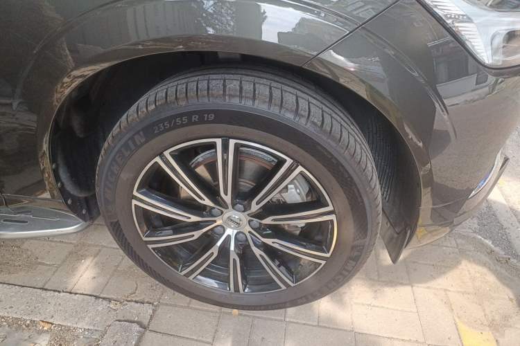 Used Volvo XC60 2021 T5 4x4 Smart Luxury Edition Right Front Wheel Hub