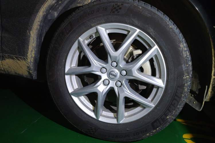 Used Volvo XC60 2021 T5 4x4 Smart Luxury Edition Right Front Wheel Hub