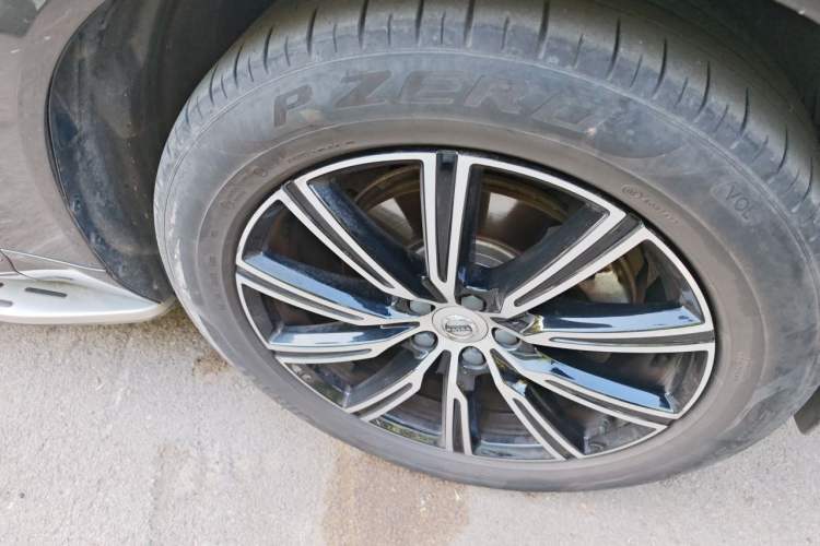 Used Volvo XC60 2021 T5 4x4 Smart Luxury Edition Right Front Wheel Hub