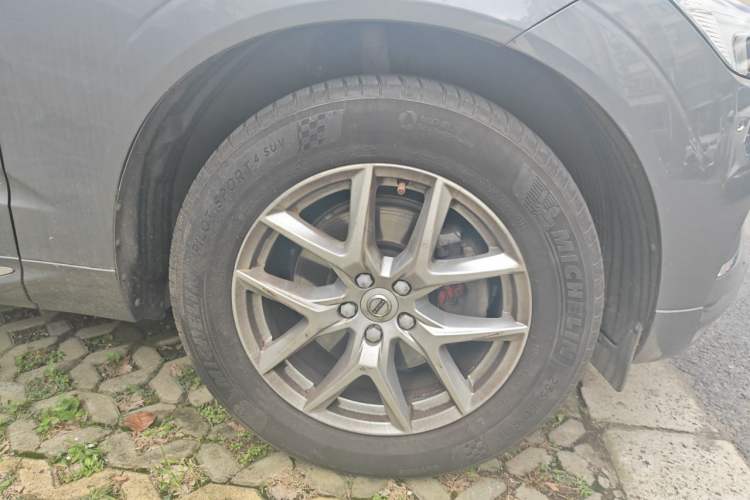 Used Volvo XC60 2021 T5 4x4 Smart Luxury Edition Right Front Wheel Hub