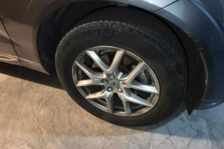 Used Volvo XC60 2021 T5 4x4 Smart Luxury Edition Right Front Wheel Hub