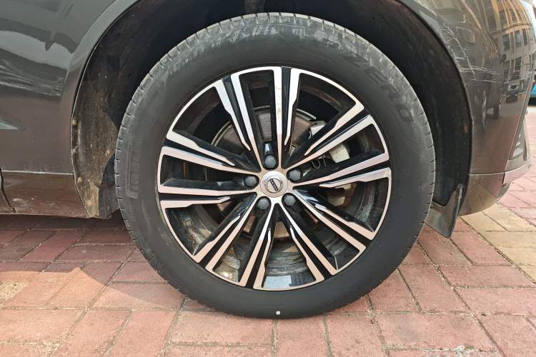 Used Volvo XC60 2021 T5 4x4 Smart Luxury Edition Right Front Wheel Hub