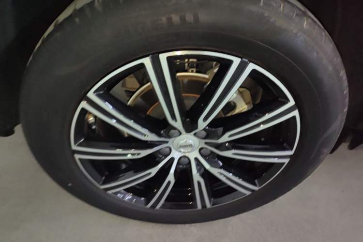 Used Volvo XC60 2021 T5 4x4 Smart Luxury Edition Right Rear Wheel Hub