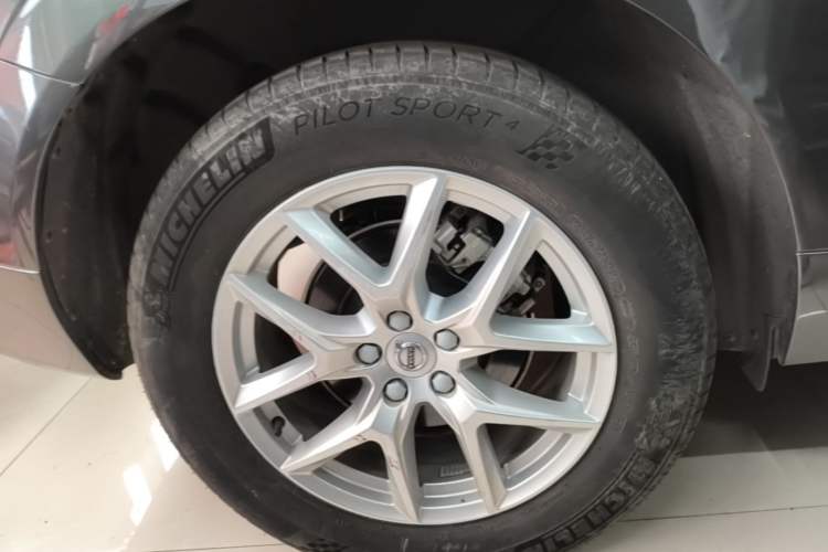 Used Volvo XC60 2021 T5 4x4 Smart Luxury Edition Right Rear Wheel Hub