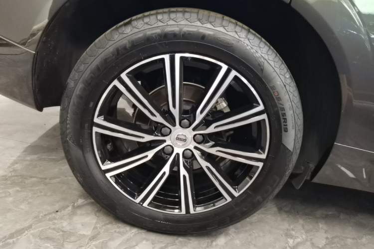 Used Volvo XC60 2021 T5 4x4 Smart Luxury Edition Right Rear Wheel Hub