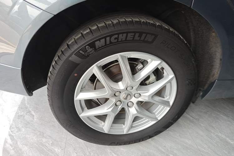 Used Volvo XC60 2021 T5 4x4 Smart Luxury Edition Right Rear Wheel Hub