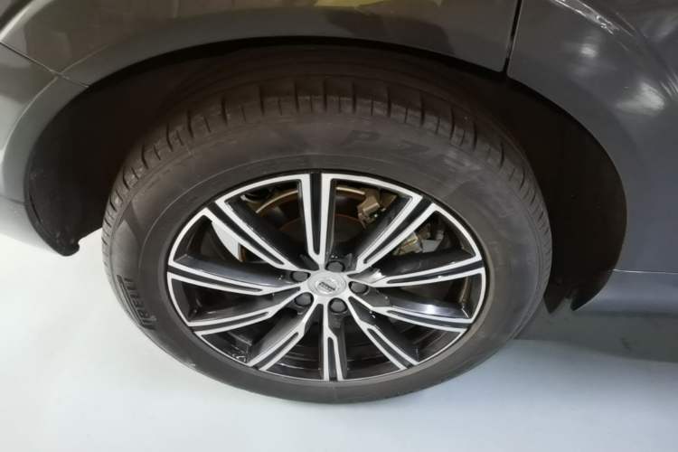 Used Volvo XC60 2021 T5 4x4 Smart Luxury Edition Right Rear Wheel Hub
