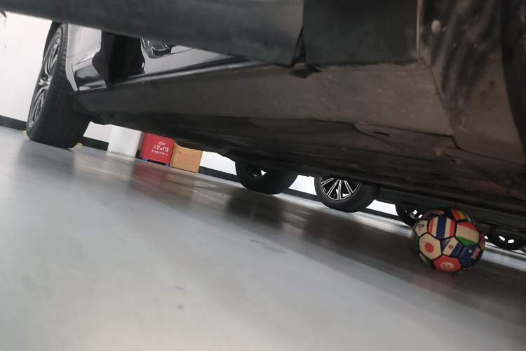 Used Volvo XC60 2021 T5 4x4 Smart Luxury Edition Right Side Sill