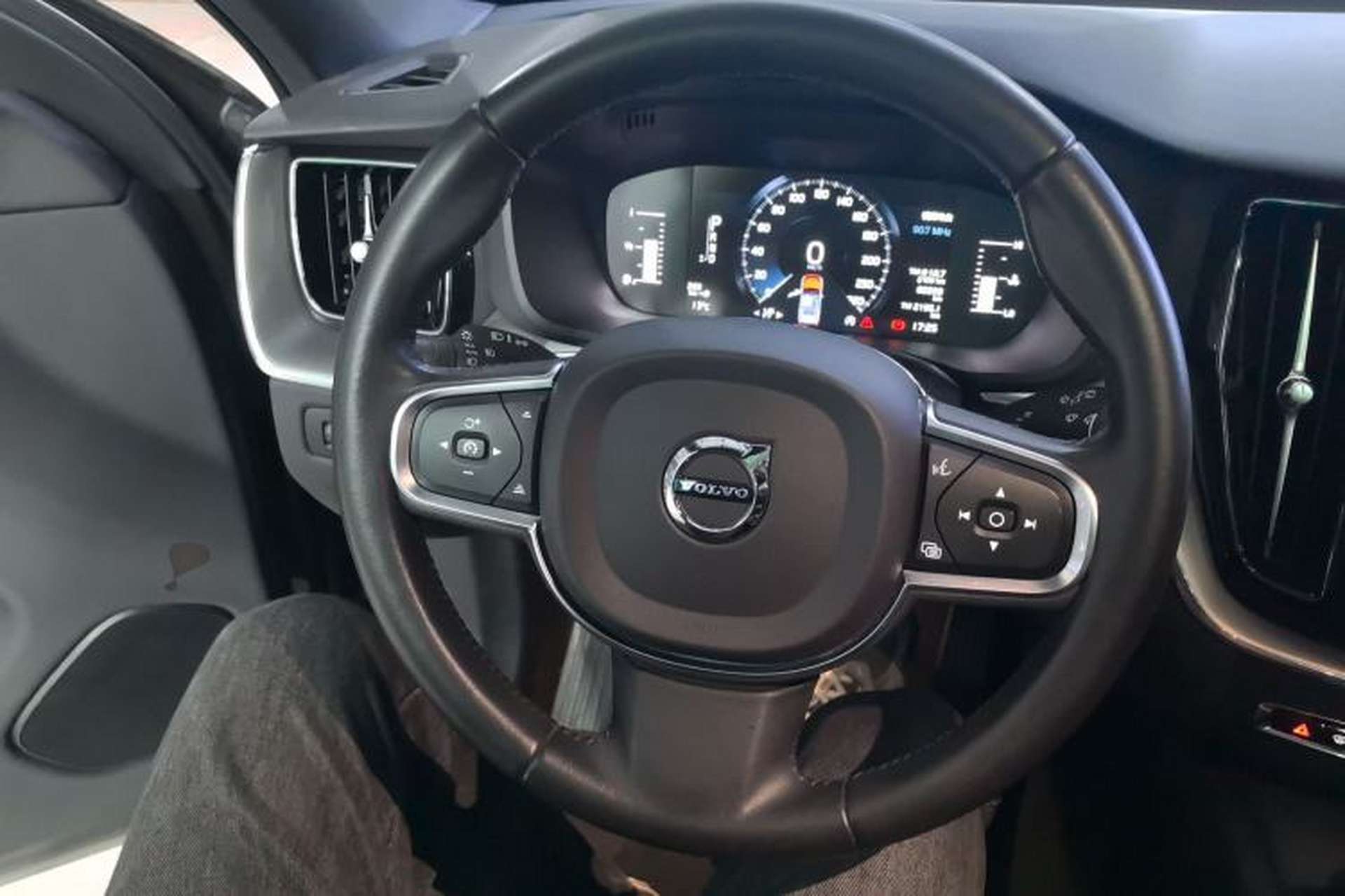 Used Volvo XC60 2021 T5 4x4 Smart Luxury Edition Steering Wheel