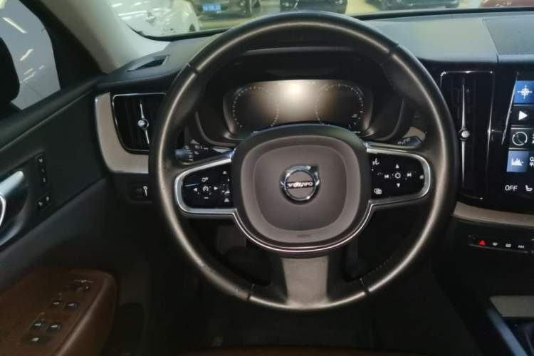 Used Volvo XC60 2021 T5 4x4 Smart Luxury Edition Steering Wheel