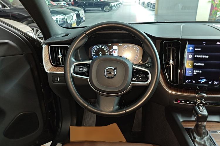 Used Volvo XC60 2021 T5 4x4 Smart Luxury Edition Steering Wheel