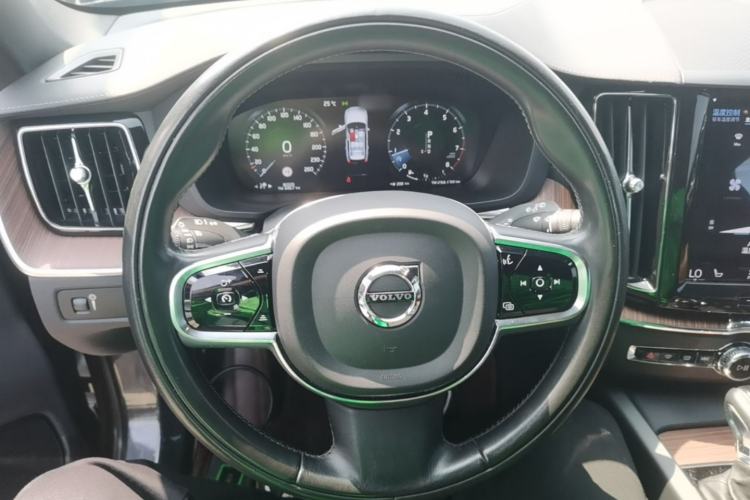 Used Volvo XC60 2021 T5 4x4 Smart Luxury Edition Steering Wheel