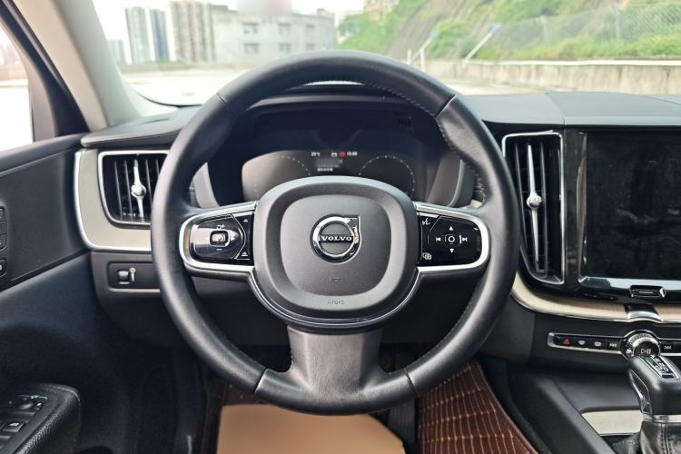 Used Volvo XC60 2021 T5 4x4 Smart Luxury Edition Steering Wheel