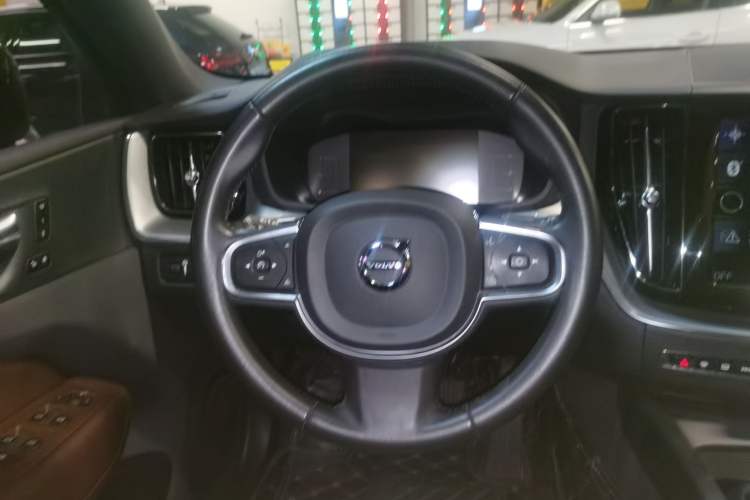Used Volvo XC60 2021 T5 4x4 Smart Luxury Edition Steering Wheel