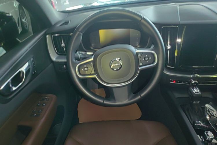 Used Volvo XC60 2021 T5 4x4 Smart Luxury Edition Steering Wheel