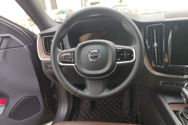 Used Volvo XC60 2021 T5 4x4 Smart Luxury Edition Steering Wheel