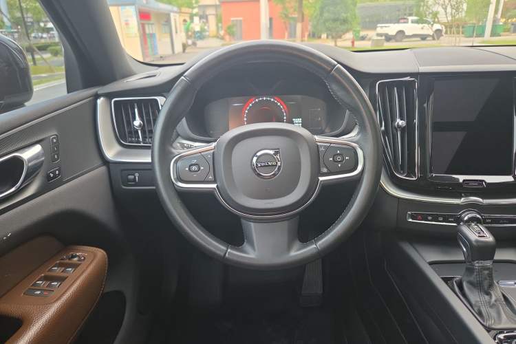 Used Volvo XC60 2021 T5 4x4 Smart Luxury Edition Steering Wheel
