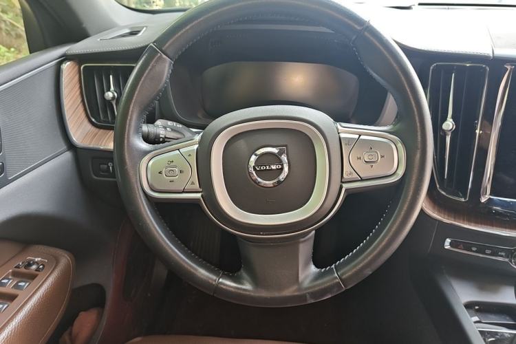 Used Volvo XC60 2021 T5 4x4 Smart Luxury Edition Steering Wheel
