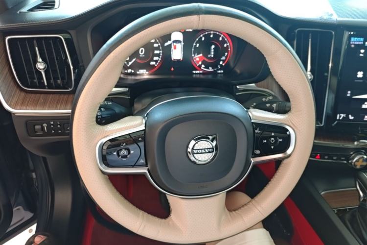 Used Volvo XC60 2021 T5 4x4 Smart Luxury Edition Steering Wheel