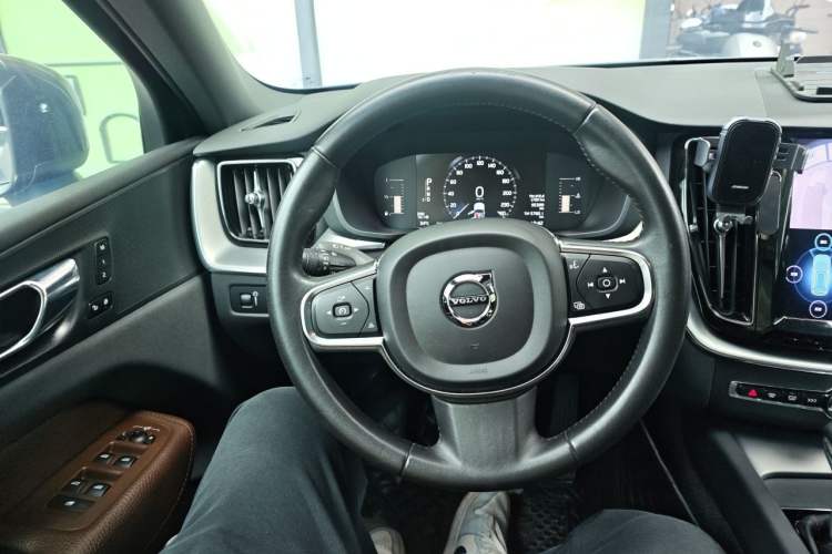 Used Volvo XC60 2021 T5 4x4 Smart Luxury Edition Steering Wheel