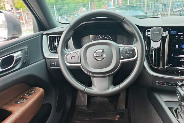 Used Volvo XC60 2021 T5 4x4 Smart Luxury Edition Steering Wheel